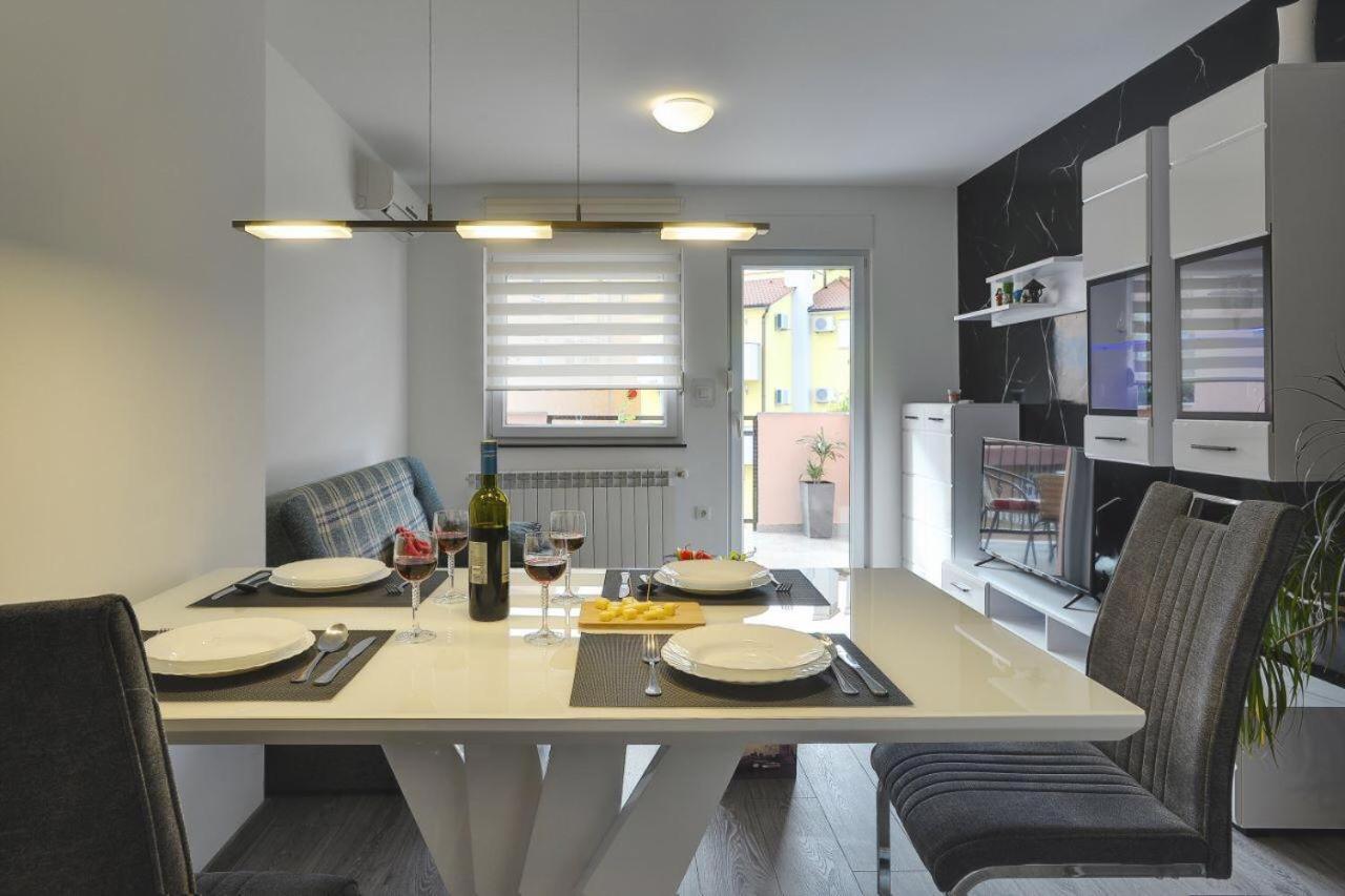 Apartman Black & White *